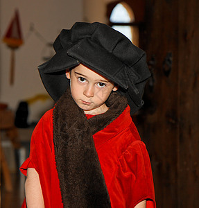 穿着中世纪服装站立的可爱小男孩图片