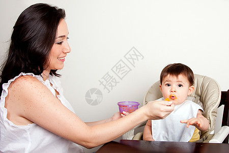 有趣的婴儿婴儿乱食食物者图片