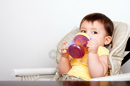 婴儿饮用吸水杯喝的婴儿背景图片