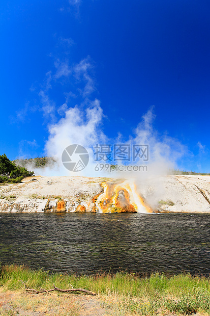 黄石公园的中途盖泽河流域蒸汽蓝色阳光地质学场景力量荒野野生动物火山地标图片