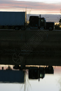 半卡车运输车货运运动加载司机交通运输日落柴油机汽车图片