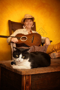 有吉他和猫的漂亮西女人帽子裙子古董细绳乐器猫科女士动物稻草音乐图片