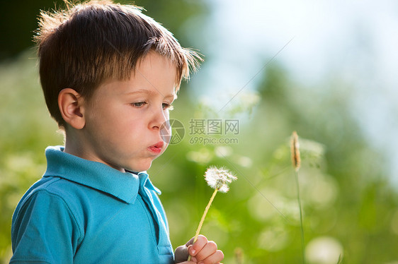 带花生的男孩童年男生帽子季节绿色草地孩子公园晴天场地图片