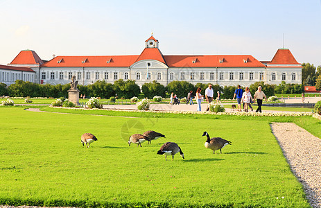 尼芬堡宫的风景喷泉观光旅游雕塑绿色游客蓝色公园池塘皇家图片