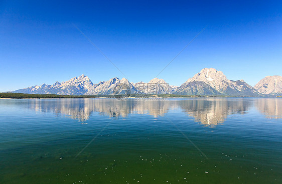 大特顿的杰克逊湖游客石头旅行蓝色晴天旅游国家日出天空山脉图片