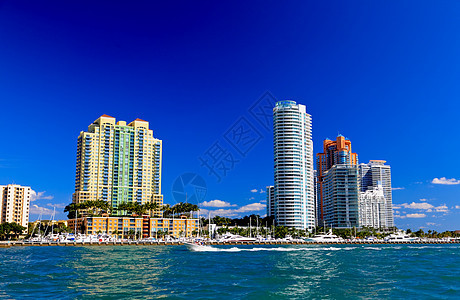 迈阿密海滩的高层大楼景观蓝色海洋天空城市建筑学天际高楼热带市中心图片