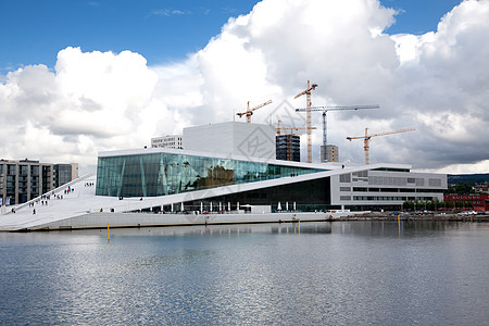奥斯陆港的歌剧院建筑学海洋蓝色天空地标玻璃房子白色剧院歌剧图片