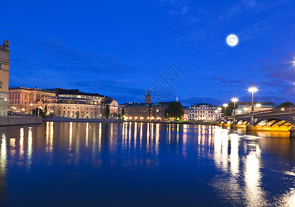 斯德哥尔摩市夜幕现场运输地区窗户房子蓝色码头酒店港口渡船天空图片