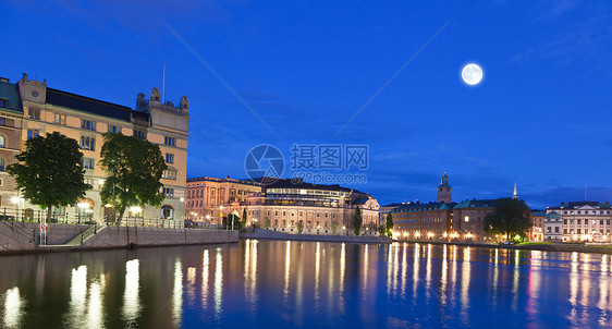 斯德哥尔摩市夜幕现场白色码头港口渡船窗户棕色灰色月亮首都公园图片