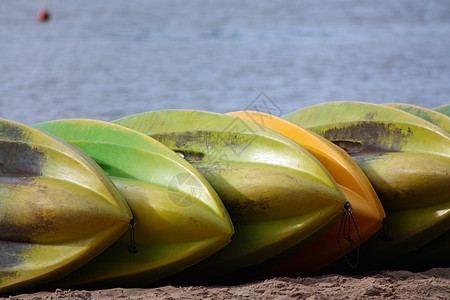 海滩上的独木舟皮艇天空岩石数字树叶运动冒险反射闲暇娱乐图片