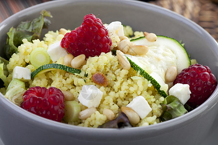 Couscous 沙拉覆盆子水果松子午餐洋葱蔬菜食物图片