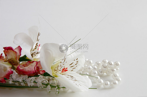 珍珠项链和丝绸花珠宝首饰花朵绢花珠子派对概念白色庆典宝石图片