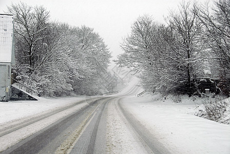 冬季暴雪运输暴风雪驾驶道路汽车白化时间交通城市图片