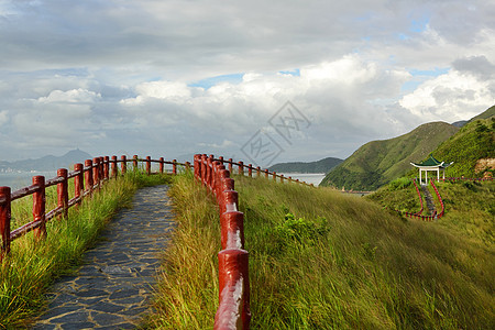 带远流的徒步路径松树公园途径蓝色荒野晴天楼梯风景亭子脚步图片