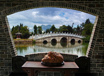 利江的风景椅子村庄扇形场地天空公园反射寺庙观光桌子图片
