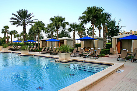 度假村的风景和游泳池热带闲暇水池游泳退休酒店乐趣晒黑椅子棕褐色图片