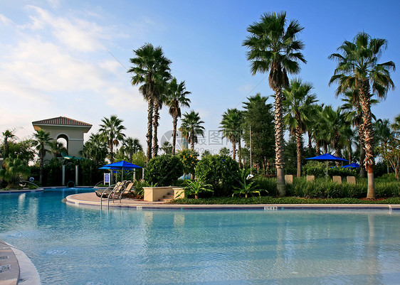 度假村的风景和游泳池旅行酒店椅子棕榈闲暇财产别墅热带水池休息图片