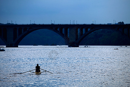 华盛顿特区波托马克河沿岸的渔船图片