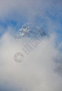 阿西尼博因山 有晨云顶峰公园首脑山脉薄雾冰川图片