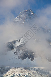 阿西尼博因山 有晨云薄雾首脑顶峰冰川山脉公园图片