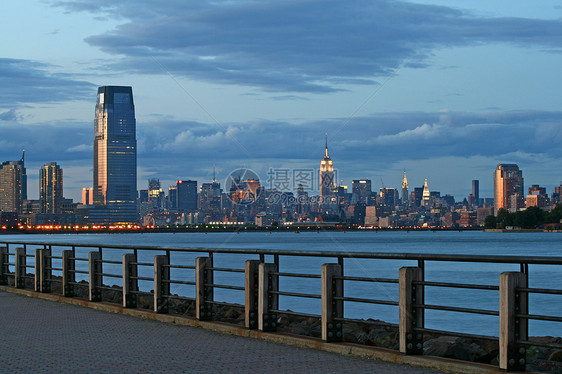 纽约市的天际中心办公室自由摩天大楼反射公园城市商业街道码头图片