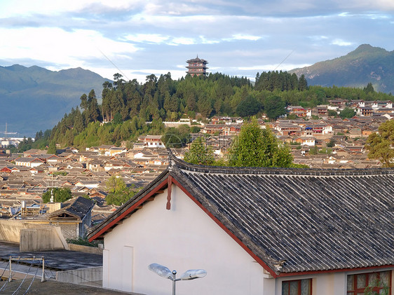 中国云南省里江风景旅行游客村庄历史咖啡店语言灯笼少数民族字典图片