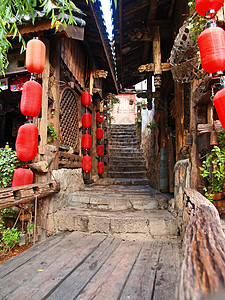 中国云南省里江游客文化风景咖啡店历史旅行村庄溪流语言灯笼图片