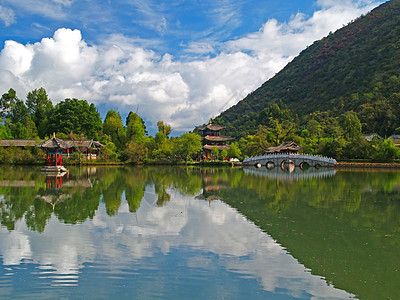 中国利江附近一个风景公园历史天线天空蓝色寺庙购物旅行红色文化图片