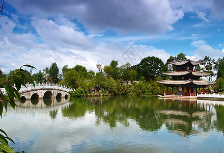 中国利江附近一个风景公园红色天线历史天空文化购物旅行蓝色寺庙图片