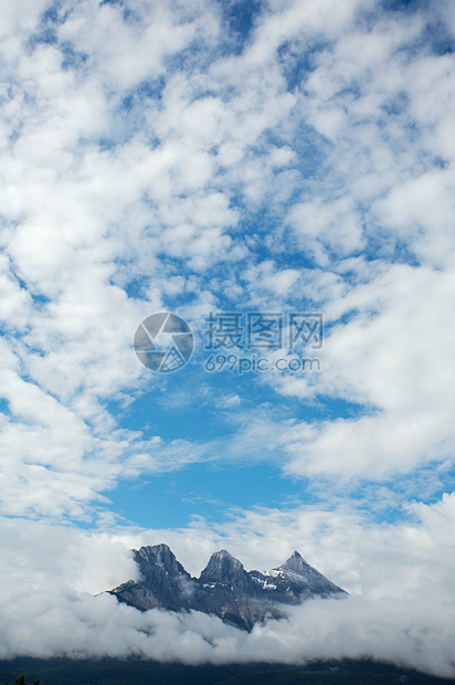 云中的三个姐妹薄雾天空首脑蓝色山峰团体图片