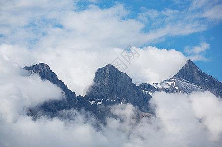 云中的三个姐妹天空团体首脑蓝色山峰薄雾图片