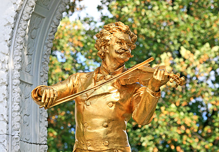 维也纳Stadtpark的女神像沉思音乐家大理石公园金子灰色小提琴绿色雕塑石头图片