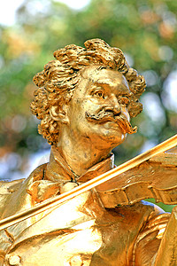 维也纳Stadtpark的女神像灰色金子音乐家大理石公园石头沉思绿色雕塑小提琴图片