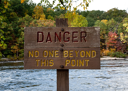 危险标志通过河流图片
