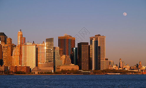 下曼哈顿天线商业金融日落建筑学摩天大楼游客港口市中心旅行公园图片