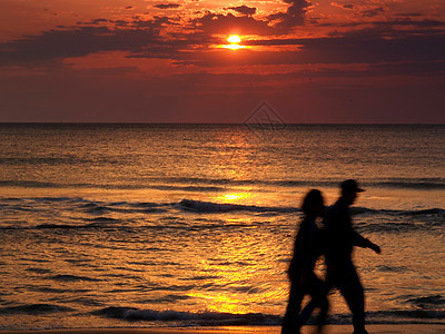 太阳升起海岸线海滩日落椅子阳光蓝色地平线假期海洋天空图片