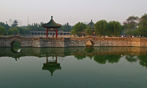 孔泰公园人行道土地公园旅游风景皇帝城市游客寺庙观光图片