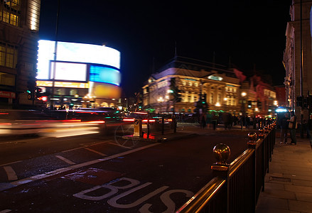 皮卡迪利马戏团的夜景王国纪念碑马戏团雕塑红色管子旅游购物公共汽车街道图片