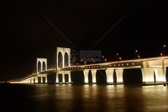 黑暗中明亮的桥图片