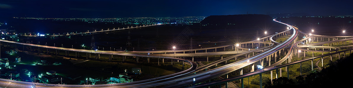 夜里高速公路的全景城市风景图片