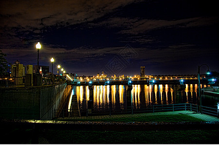 夜间的圣劳伦斯河图片