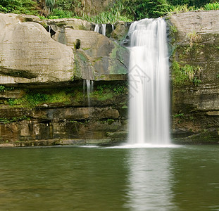 水瀑热带液体流动风景森林环境丛林岩石石头荒野图片
