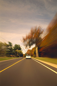 下风景乡村道路的汽车驾驶图片