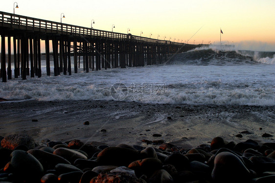 海洋浪潮风暴码头损害日落冲浪洪水阴霾泡沫海景飓风地平线台风图片