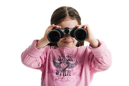 年轻女孩透过望远镜向外看图片