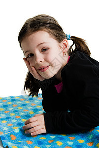 一个女孩的近身 躺在蓝色毯子上 白色背景的白脸图片