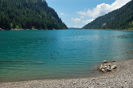 高山湖夏季全景图片