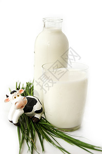 瓶装牛奶和杯装玩具牛奶图片