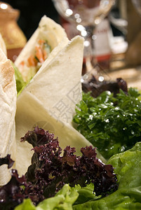 蔬菜开胃菜沙拉香菜饮食三角形面团晚餐桌布烹饪奢华菜单图片