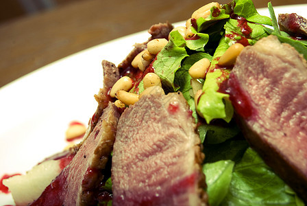 肉盘菜单美食奢华松子油炸烹饪金字塔盘子坚果肉汁图片